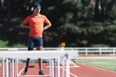 Bacak protezi ile Engelli adam atlet portresi. Paralimpik spor kavramı.