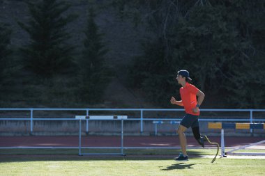 Engelli adam atlet bacak protezi ile eğitim. Paralimpik spor kavramı.