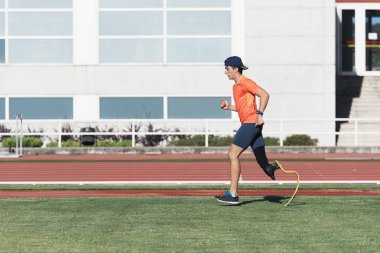 Engelli adam atlet bacak protezi ile eğitim. Paralimpik spor kavramı.