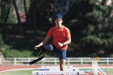 Engelli adam atlet bacak protezi ile eğitim. Paralimpik spor kavramı.