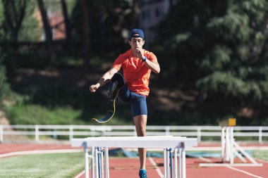 Engelli adam atlet bacak protezi ile eğitim. Paralimpik spor kavramı.