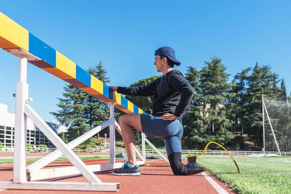 Atleta Hombre Discapacitado Estirándose Con Prótesis Pierna Concepto Deportivo Paralímpico — Foto de Stock