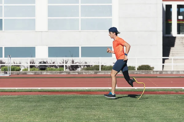 Pria Cacat Pelatihan Atlet Dengan Kaki Prosthesis Konsep Olahraga Paralimpiade — Stok Foto