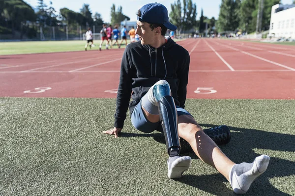 残疾的男子运动员与腿假肢的画像 残奥会体育概念 — 图库照片