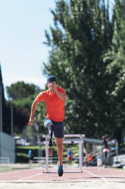Engelli adam atlet bacak protezi ile eğitim. Engelli spor kavramı