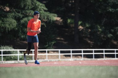Engelli adam atlet bacak protezi ile eğitim. Engelli spor kavramı