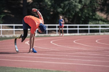 Engelli adam atlet bacak protezi ile eğitim. Engelli spor kavramı