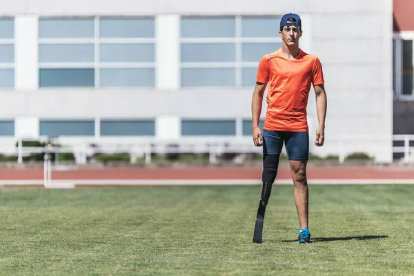 脚義足者の男性選手の肖像画 障害者スポーツ コンセプト — ストック写真