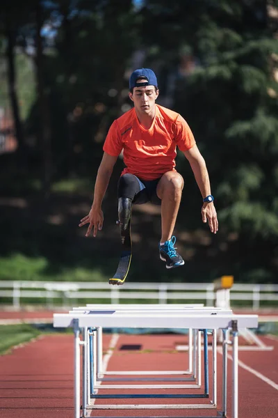 者の男性選手の脚義足でトレーニングします 障害者スポーツ コンセプト — ストック写真