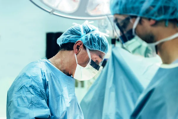 Cerrahlar Hastanede Ameliyat Yapıyor — Stok fotoğraf