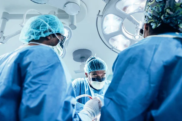 Tým Chirurgů Operujících Nemocnici — Stock fotografie