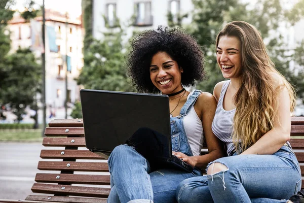 Hermosas Mujeres Usando Portátil Calle Concepto Juvenil —  Fotos de Stock