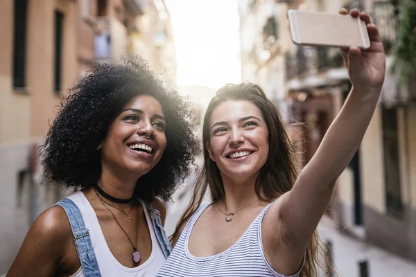 Hermosas Mujeres Tomando Autorretrato Calle Concepto Juvenil — Foto de Stock