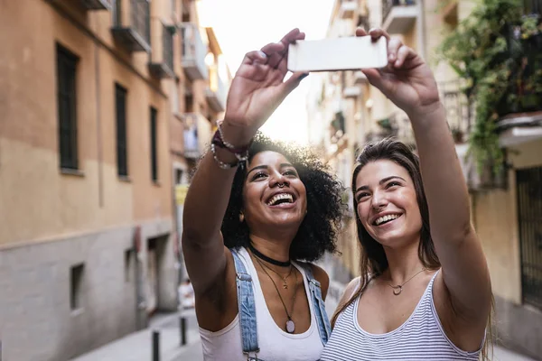 Hermosas Mujeres Tomando Autorretrato Calle Concepto Juvenil — Foto de Stock