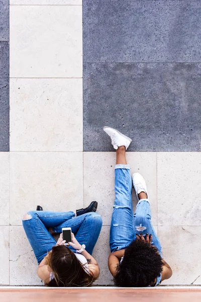 Belle Donne Che Usano Cellulare Strada Concetto Gioventù — Foto Stock