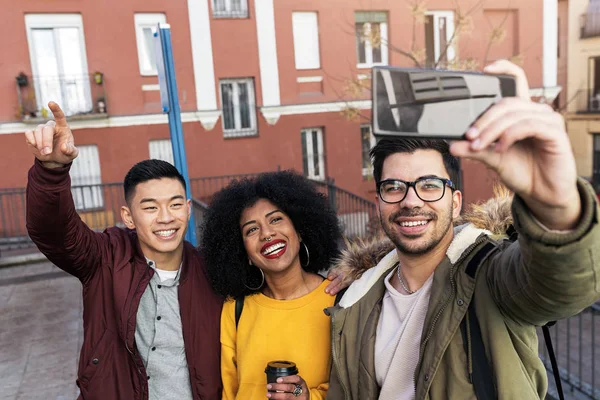 Groep Gelukkige Vrienden Nemen Van Een Selfie Straat Vriendschap Concept — Stockfoto