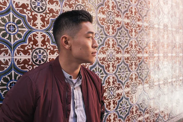 Porträtt Stilig Kinesiska Unga Mannen Gatan — Stockfoto