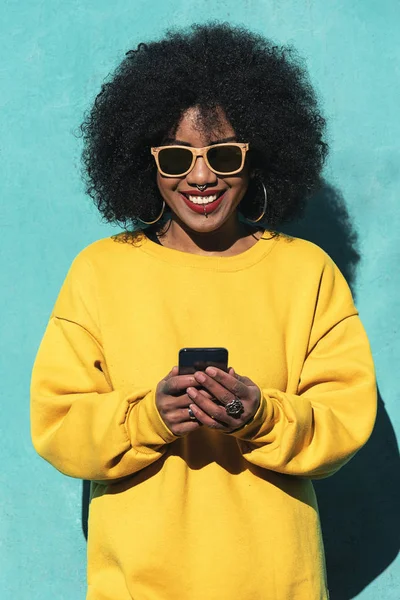 Mulher Afro Americana Bonita Usando Celular Rua Conceito Comunicação — Fotografia de Stock