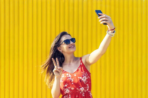 ピースサインを作る美しい若い女性のセルフ ポートレート Selfie コンセプト — ストック写真