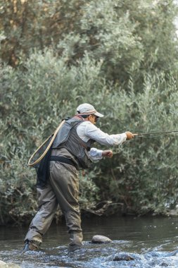 Sinek balıkçı güzel nehirde flyfishing çubuk kullanarak