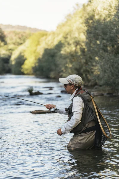 Sinek balıkçı güzel nehirde flyfishing çubuk kullanarak
