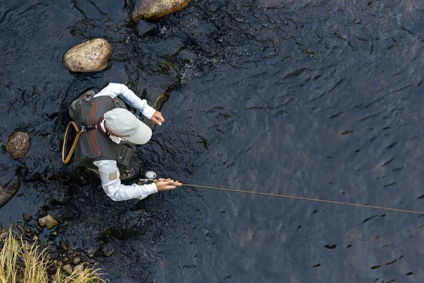 Fly Αλιείς Που Χρησιμοποιούν Flyfishing Ράβδο Στο Όμορφο Ποτάμι — Φωτογραφία Αρχείου
