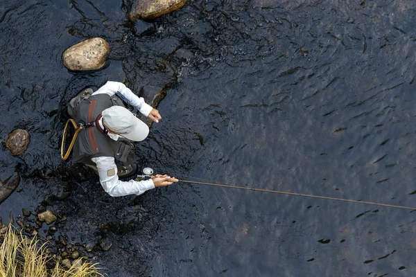 Sinek Balıkçı Güzel Nehirde Flyfishing Çubuk Kullanarak — Stok fotoğraf