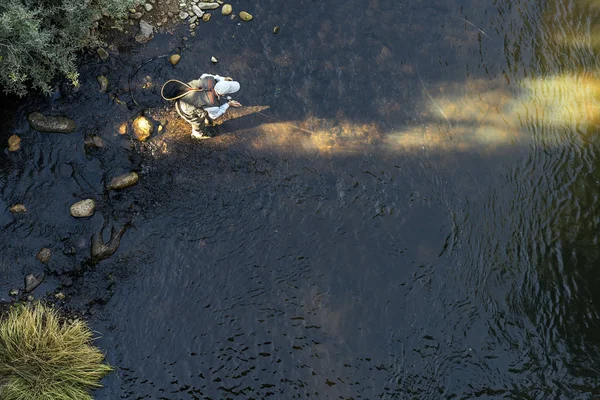 Fliegenfischer Mit Fliegenrute Schönen Fluss — Stockfoto