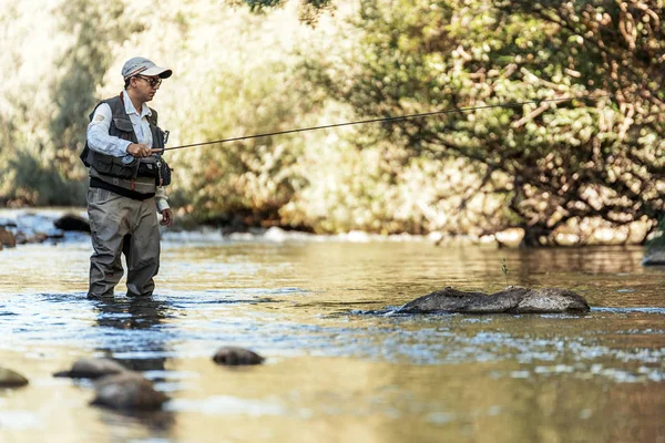 Rybak Muchy Przy Użyciu Flyfishing Pręt Pięknej Rzeki — Zdjęcie stockowe