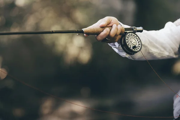 Fliegenrute Fischerhand — Stockfoto