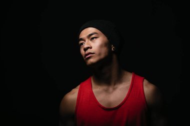 Rahat kıyafet ile genç Asyalı çocuk portresi. Zorlu tutum