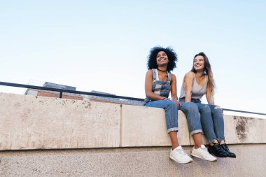 Güzel kadınlar sokakta eğleniyor. Gençlik kavramı.