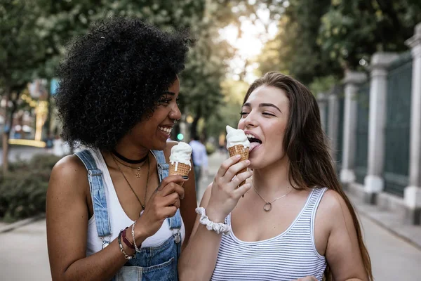 Mulheres Bonitas Comendo Sorvete Rua Conceito Juventude — Fotografia de Stock