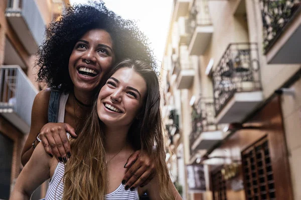 Mulheres Bonitas Divertindo Rua Conceito Juventude — Fotografia de Stock