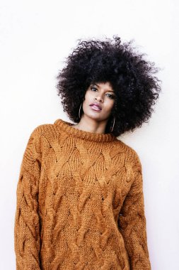 Duvarın üzerinden çekici afro kadın portresi. Saç stili kavramı