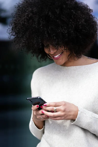 Retrato Mujer Afro Atractiva Usando Teléfono Móvil Calle Concepto Mujer — Foto de Stock