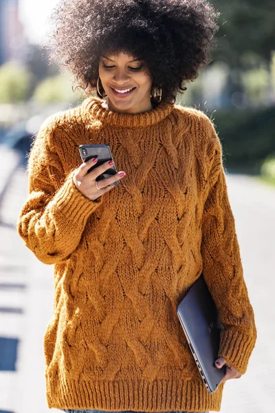 Retrato Mulher Afro Atraente Usando Telefone Celular Rua Conceito Mulher — Fotografia de Stock