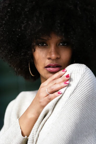 Portrait Une Jolie Femme Afro Dessus Mur Concept Coiffure — Photo