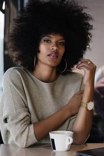 Retrato Mulher Afro Atraente Café Conceito Mulher Negócios — Fotografia de Stock
