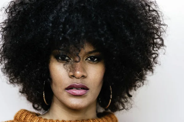 Портрет Привлекательной Афро Женщины Стеной Концепция Стиля Волос — стоковое фото