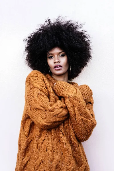 Retrato Mulher Afro Atraente Sobre Parede Conceito Estilo Cabelo — Fotografia de Stock