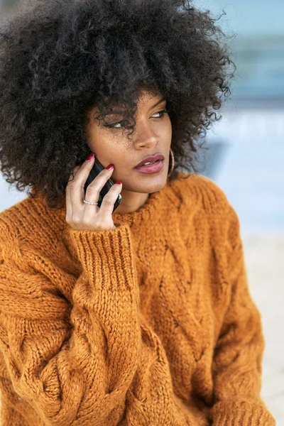 Retrato Mulher Afro Atraente Usando Telefone Celular Rua Conceito Mulher — Fotografia de Stock