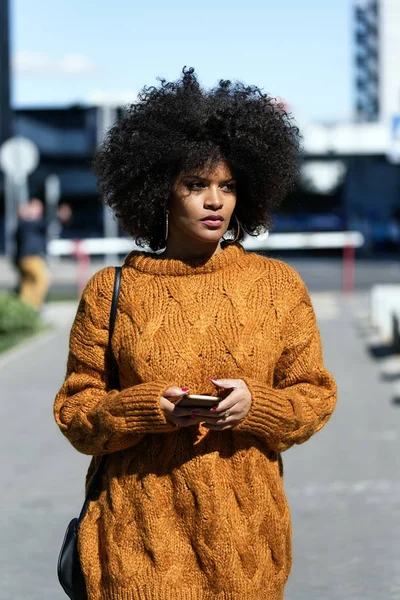 Retrato Mulher Afro Atraente Usando Telefone Celular Rua Conceito Mulher — Fotografia de Stock