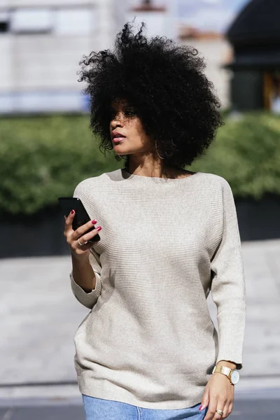 Retrato Mulher Afro Atraente Usando Telefone Celular Rua Conceito Mulher — Fotografia de Stock