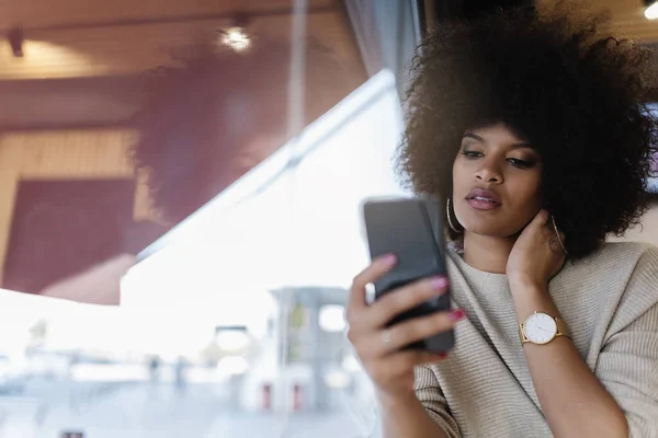 Retrato Mulher Afro Atraente Usando Telefone Celular Café Conceito Mulher — Fotografia de Stock