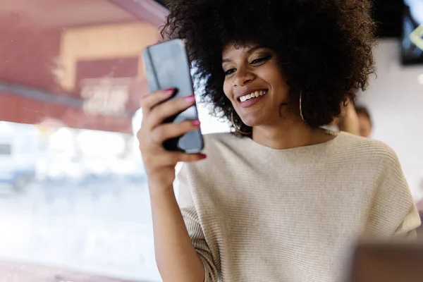 Retrato Mujer Afro Atractiva Usando Teléfono Móvil Cafetería Concepto Mujer — Foto de Stock