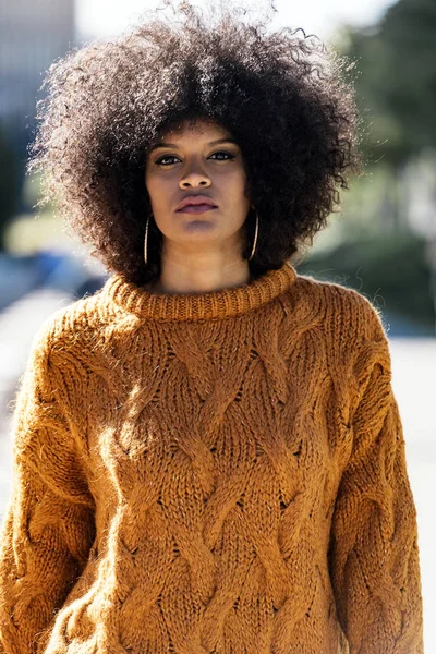 Portrait Une Jolie Femme Afro Dans Rue Concept Coiffure — Photo