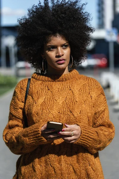 Портрет Привлекательной Афро Женщины Помощью Мобильного Телефона Улице Концепция Деловой — стоковое фото