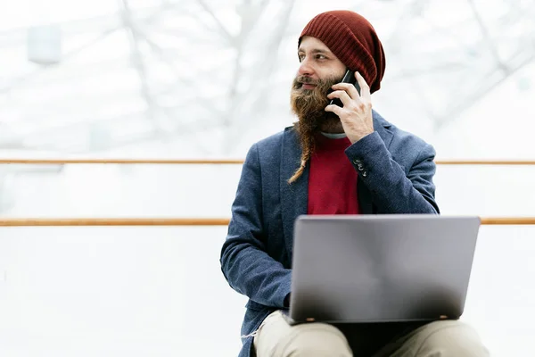 Konuşan Istimal Laptop Kapalı Şık Yetişkin Hipster Adam Şapkasını Ceket — Stok fotoğraf