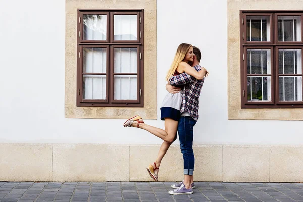 Jovem Casal Amoroso Abraçando Rua Conceito Amor Jovem — Fotografia de Stock